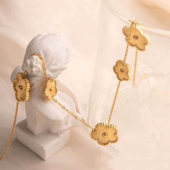 Alhambra Gold Floral Bracelet - Picture 2 of 11